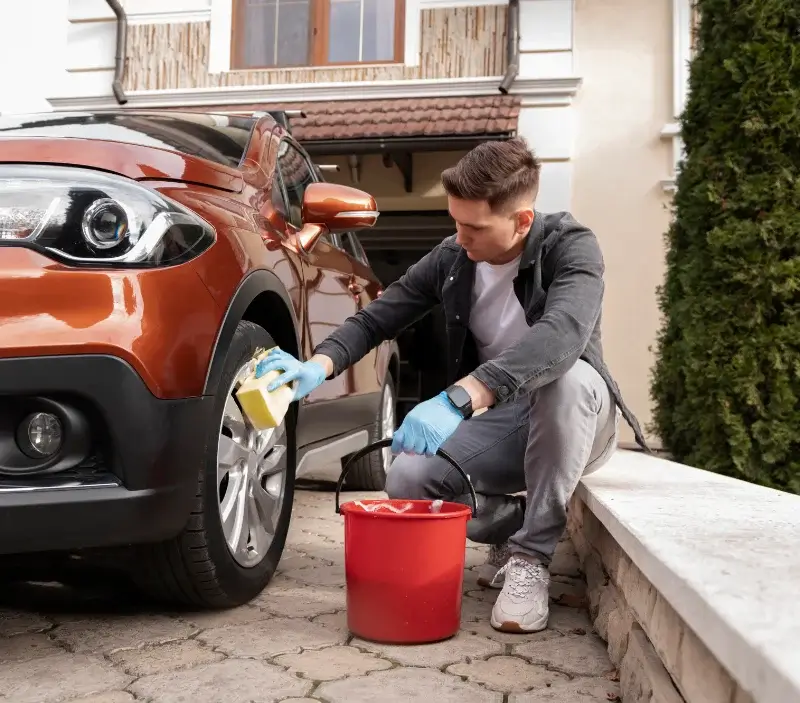 Lavage auto à domicile Royères : professionnel intervenant sur un véhicule